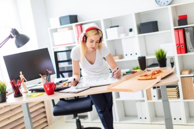 Kulaklık bir genç kız tablo anlamına gelir ve bir işaretleyici elinde tutar. Bir manyetik tahta tablodur.