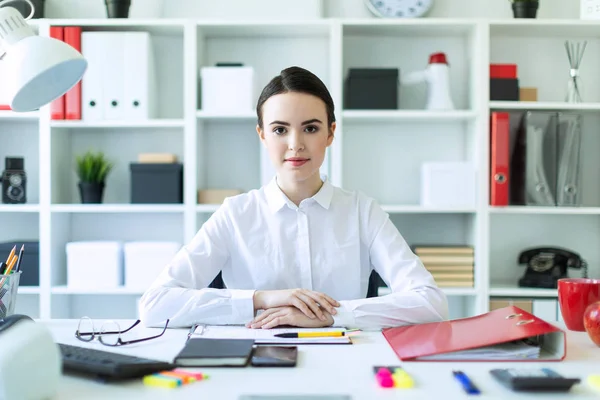 Una joven está sentada en el escritorio de la computadora en la oficina. — Foto de Stock