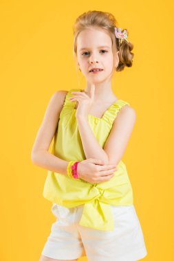 Sarı arka plan üzerinde poz kız.