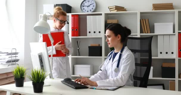 Médicos Discutiendo Horarios Papel Oficina — Vídeos de Stock