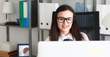 kahve içme ve modern ofis içinde laptop önce gülümseyen iş kadını