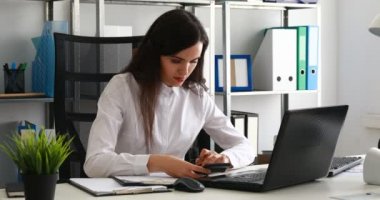 dizüstü bilgisayarda çalışan ve hesap makinesi, modern ofis sayma işkadını