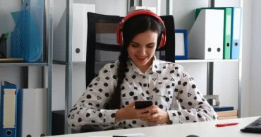 işkadını kırmızı kulaklık kullanma smartphone modern office