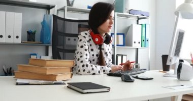 Kırmızı kulaklık dizüstü bilgisayar kullanma modern office omuzlarında kadınla