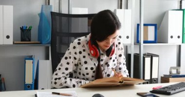 kırmızı kalem defter modern ofis ile yazma omuz kulaklıktan kadınla
