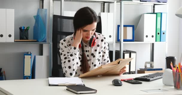 Vrouw Met Rode Hoofdtelefoon Schouders Schrijven Potlood Papier Moderne Kantoren — Stockvideo