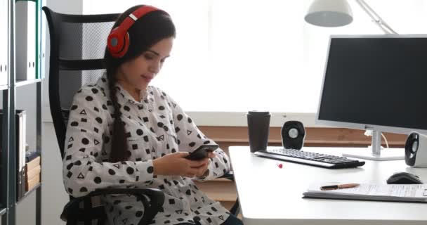 Mujer Negocios Auriculares Rojos Con Teléfono Inteligente Oficina Moderna — Vídeo de stock