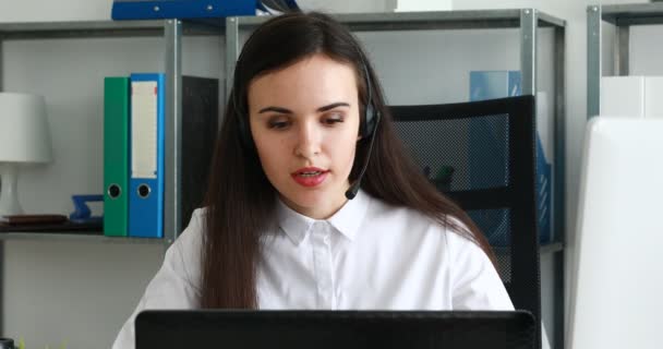 Mujer Hablando Auriculares Oficina Moderna — Vídeo de stock