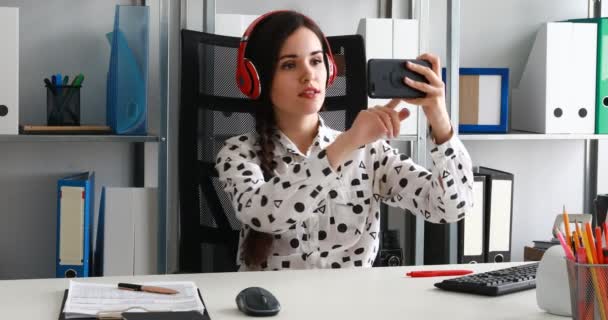 Mujer Negocios Auriculares Rojos Vídeo Disparo Teléfono Inteligente Oficina Moderna — Vídeo de stock