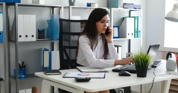 Empresária Falando Smartphone Trabalhando Escritório Moderno — Vídeo de Stock