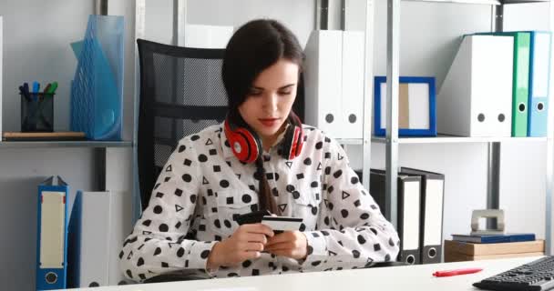 Kredi Kartı Numarası Smartphone Girerek Omuzlarında Kırmızı Kulaklık Kadınla — Stok video