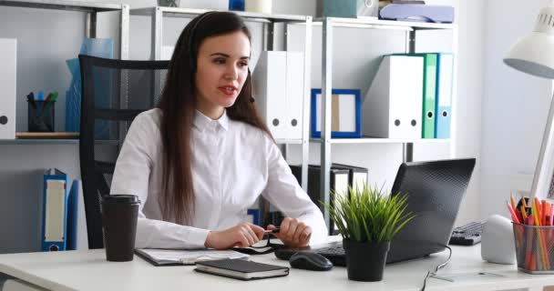 近代的なオフィスにヘッドセットで話す女性 — ストック動画