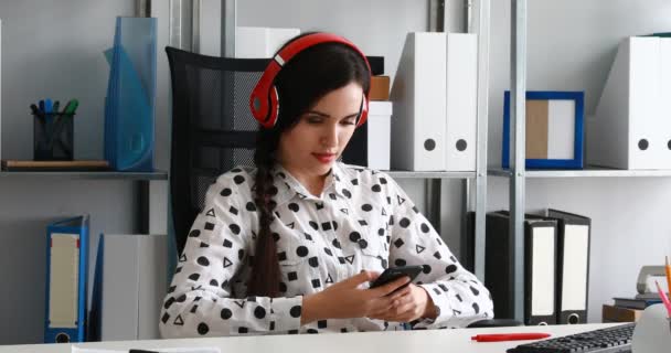 Mujer Negocios Auriculares Con Teléfono Inteligente Oficina Moderna — Vídeo de stock