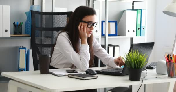 在现代办公室使用笔记本电脑的妇女在手支撑头 — 图库视频影像