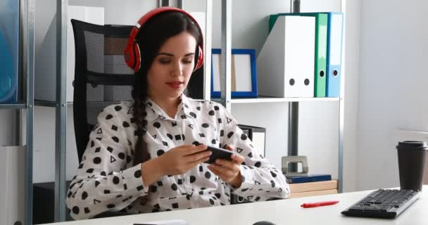 Mujer Negocios Auriculares Rojos Vídeo Disparo Teléfono Inteligente Oficina Moderna — Vídeo de stock