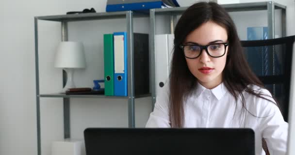 Femme Affaires Enlever Des Lunettes Noires Tête Appui Avec Main — Video