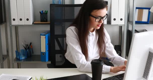 Mujer Negocios Quitándose Las Gafas Sosteniendo Taza Sonriendo Oficina Moderna — Vídeo de stock