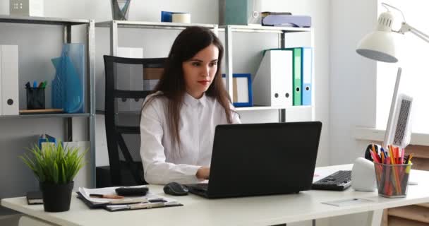 Empresária Trabalhando Laptop Escritório Moderno — Vídeo de Stock