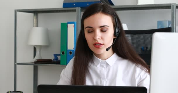 Femme Parlant Sur Casque Dans Bureau Moderne — Video