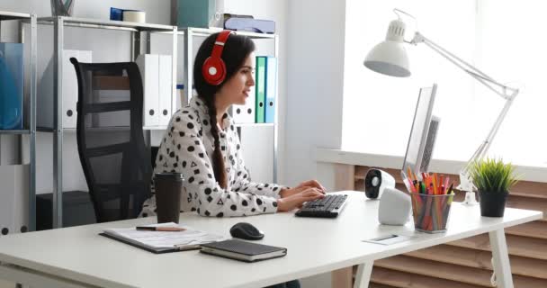 Mujer Negocios Auriculares Rojos Escuchando Música Utilizando Ordenador Portátil — Vídeos de Stock