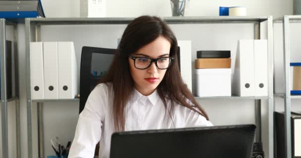 Geschäftsfrau Nimmt Schwarze Brille Und Arbeitet Modernen Büro Laptop — Stockvideo