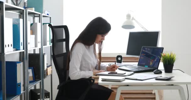 Mujer Negocios Hablando Teléfono Inteligente Trabajando Oficina Moderna — Vídeo de stock