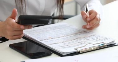 eller kadın hesap makinesinde sayma ve modern ofis belgeleri doldurma