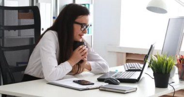 kahve tutarak ve ofiste esneme işkadını