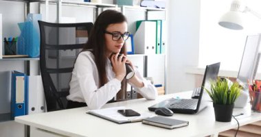 gözlükleri çıkar alarak ve baş üstünde laptop koyarak işkadını