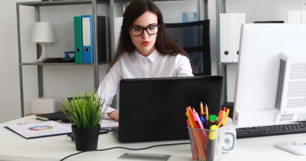 Mujer Negocios Gafas Negras Trabajando Ordenador Portátil Oficina Moderna — Vídeos de Stock