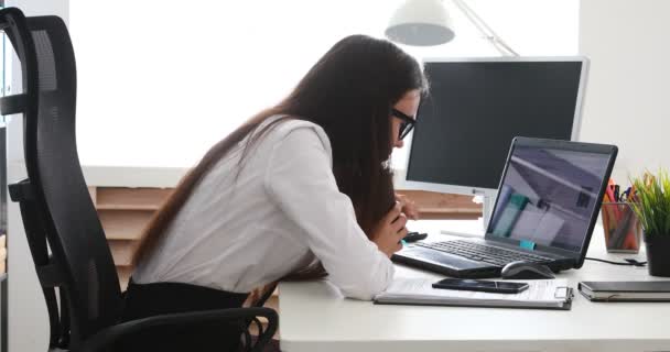 Empresária Deixando Lado Copo Colocando Cabeça Laptop — Vídeo de Stock