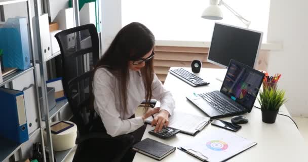 Бізнес Леді Знімає Окуляри Дивиться Камеру Працює Ноутбуці Сучасному Офісі — стокове відео
