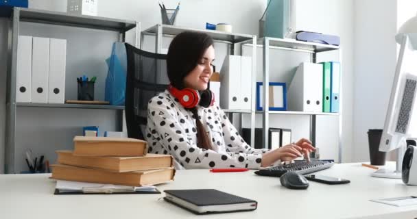 Mujer Con Auriculares Rojos Los Hombros Pulgar Libro Uso Computadora — Vídeo de stock