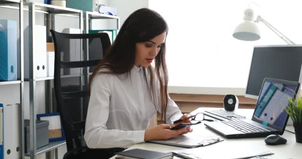 Geschäftsfrau Spricht Mit Smartphone Und Arbeitet Modernen Büro Laptop — Stockvideo