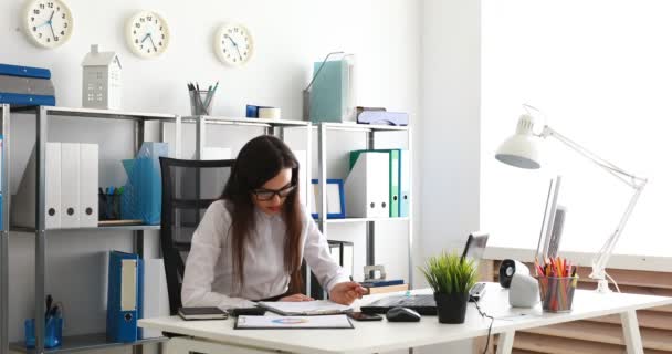 Mujer Negocios Quitándose Las Gafas Limpiando Cara Con Las Manos — Vídeos de Stock