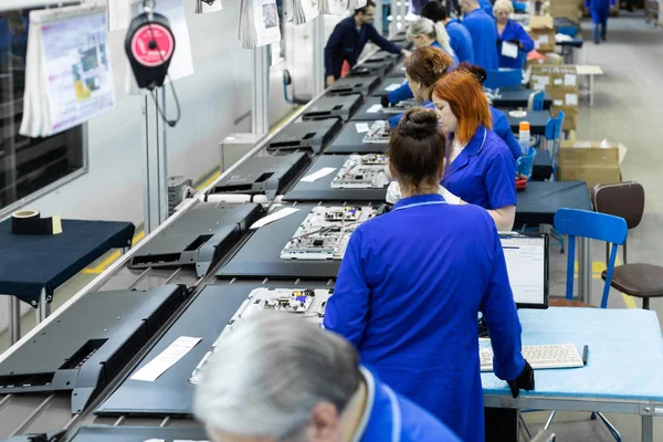 Minsk, Belarus - 08 Mayıs 2018: Toplu televizyonlar için atölye