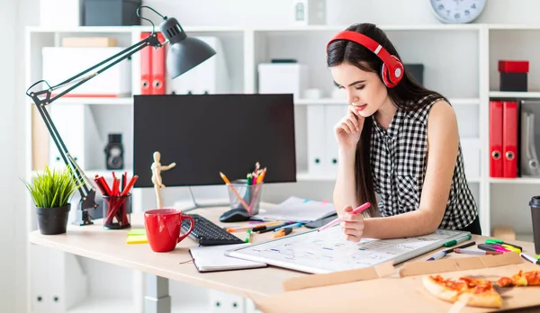 Genç bir kız bir tablo duruyor ve bir işaretleyici onun sol elinde tutar. Bir manyetik tahta tablodur.