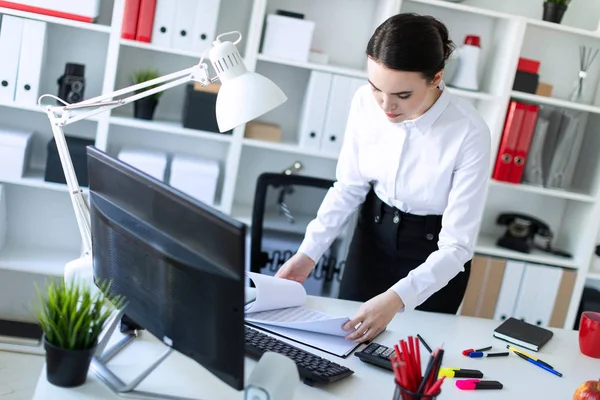 Mooi Jong Meisje Een Witte Blouse Zwarte Rok Meisje Met — Stockfoto