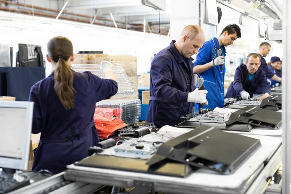 Minsk, Belarus - 08 Mayıs 2018: Toplu televizyonlar için atölye