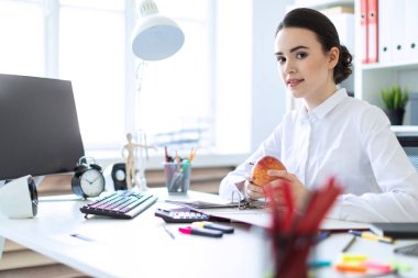Office belgeleriyle çalışma ve bir elma tutan genç kız.