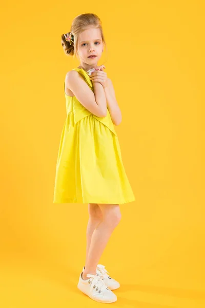 Chica posando sobre fondo amarillo . — Foto de Stock