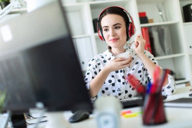 Kulaklık ofis masasında otururken, yoğurt yeme ve monitöre arıyorum güzel genç kız.