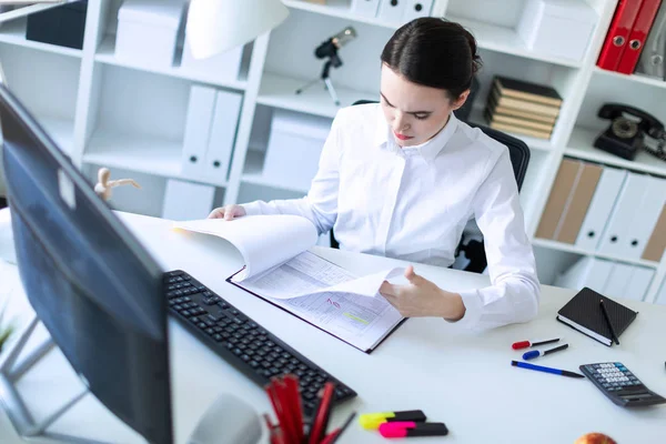 Ung flicka på kontoret arbetar med dokument på datorn. — Stockfoto