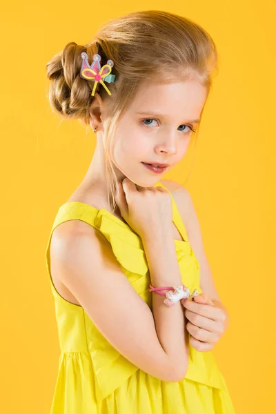 Chica posando sobre fondo amarillo . — Foto de Stock