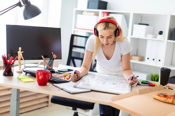 Kulaklık bir genç kız tablo anlamına gelir ve bir işaretleyici elinde tutar. Bir manyetik tahta tablodur.