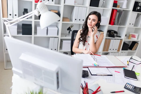 Ofiste genç kız onun el ve telefon görüşmeleri bir kalem tutan.