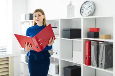 Genç bir kız belgili tanımlık sığınak yakınındaki ofiste anlamına gelir ve bir klasör belgeler ile onun elinde tutan.