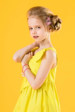 Sarı arka plan üzerinde poz kız.