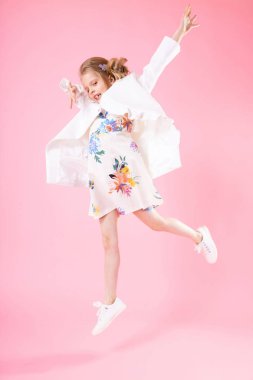 Bir pembe ışık giysili bir genç kız atladı.