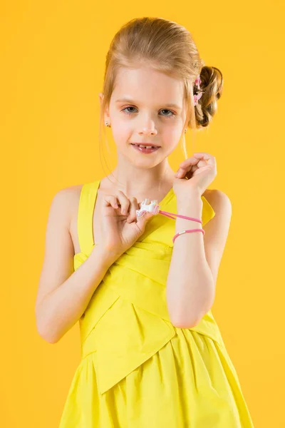 Mädchen posiert auf gelbem Hintergrund. — Stockfoto